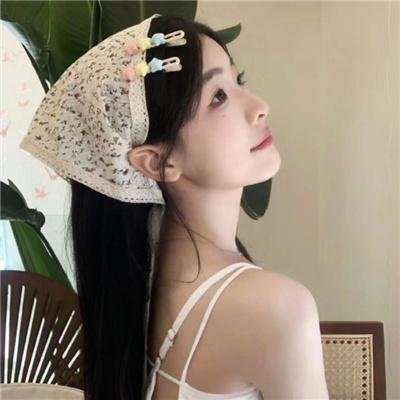 她行走于黑暗中